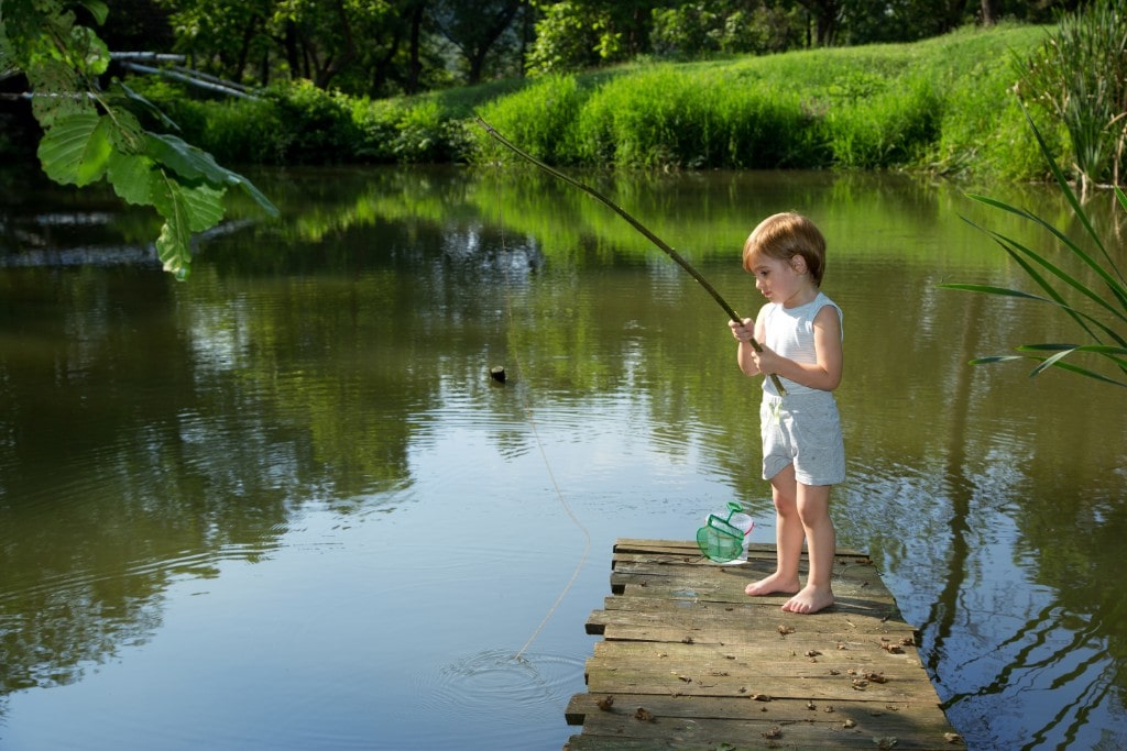 Мальчики ловят девочек. Ребенок в речке с удочкой. Удочка для детей. Мальчик с удочкой. Мальчик на рыбалке.